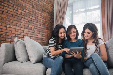 üç-en iyi arkadaşım birlikte tablet PC'yi kullanma 