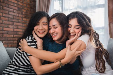 üç arkadaş birbirlerine kucaklayan 