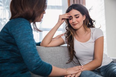 mutsuz genç kadın paylaşım sorunu hakkında