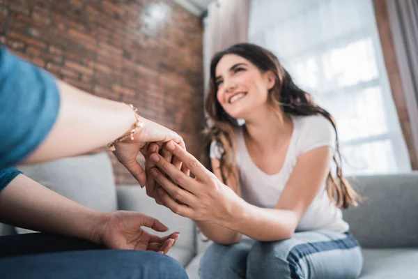 Teman yang terkejut melihat sebuah cincin — Stok Foto