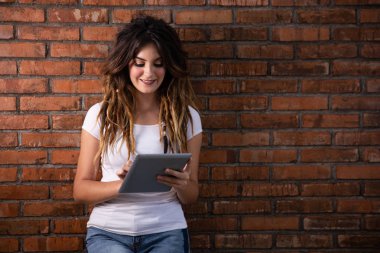 güzel bir kadınla dreadlock saç