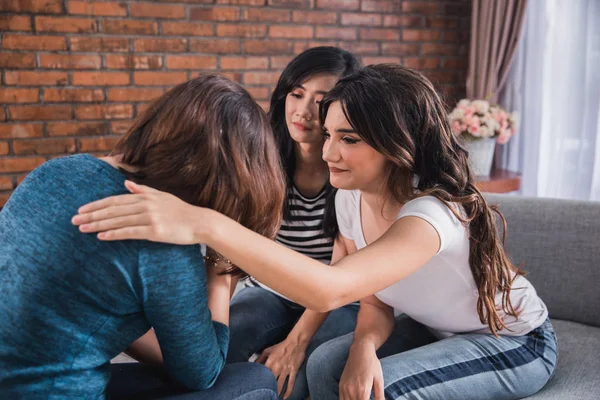 Schöne Beste Freundin Beruhigt Ihren Freund Während Sharing Sitzung Hause — Stockfoto