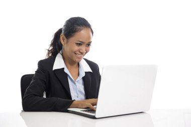 onu laptop çalışan genç iş kadını