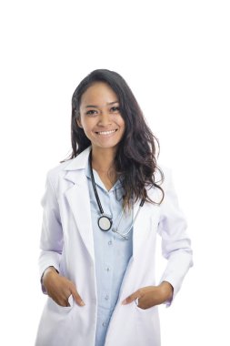 elleri cebinde olan gülümseyen güzel genç doktor