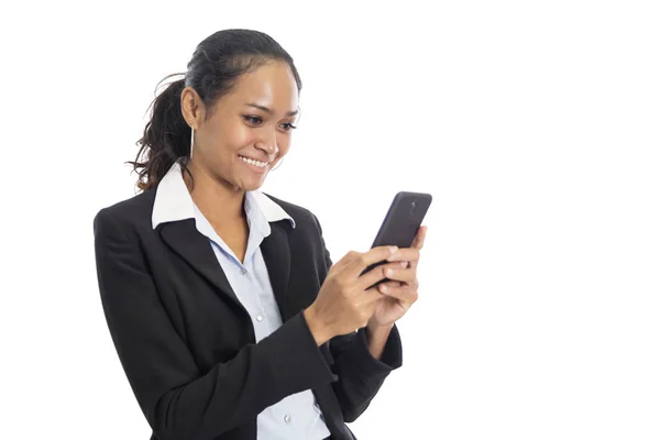 Jonge zakelijke vrouw texting op mobiele telefoon — Stockfoto