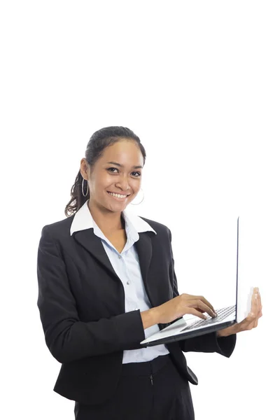 Mladá podnikatelka pracující na svém laptopu stoje — Stock fotografie