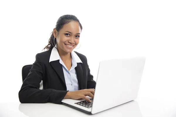 Junge Geschäftsfrau arbeitet an ihrem Laptop — Stockfoto