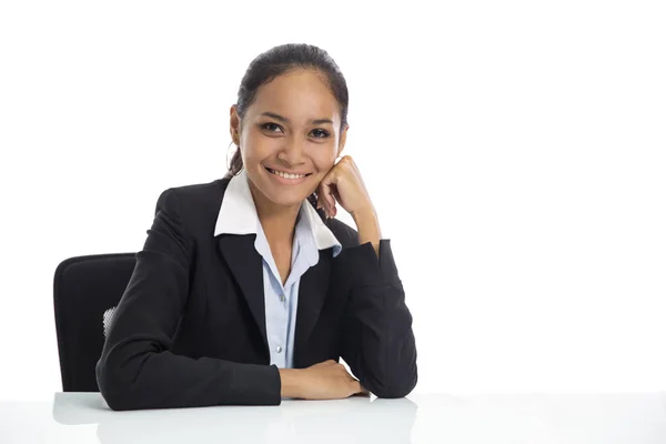 Junge Geschäftsfrau sitzt auf ihrem Arbeitsplatz — Stockfoto