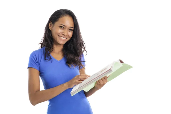 Casual högskolestudent en bok stående — Stockfoto