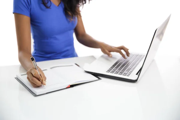 Belo estudante universitário casual escrever em um notebook enquanto bro — Fotografia de Stock