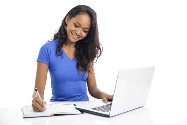 Hermosa estudiante universitario casual escribir en un cuaderno mientras hermano —  Fotos de Stock