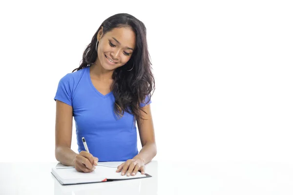 Casual collegestudent studerar och skriver på anteckningsboken — Stockfoto