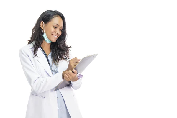 Vackra asiatiska läkare skriva på hennes not — Stockfoto
