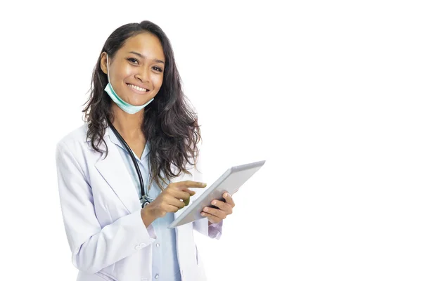 Mooie jonge dokter glimlachen terwijl het werken op haar tablet-pc — Stockfoto