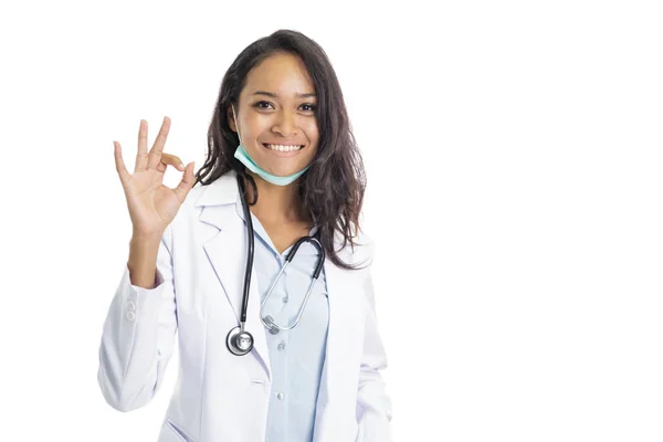 Belo jovem médico sorrindo com estetoscópio dando sinal Ok — Fotografia de Stock