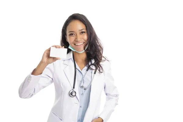 Mooie jonge dokter holding visitekaartje — Stockfoto