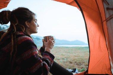 portre bir kadın uyku modundan çıkarma sonra bir fincan kahve içecek