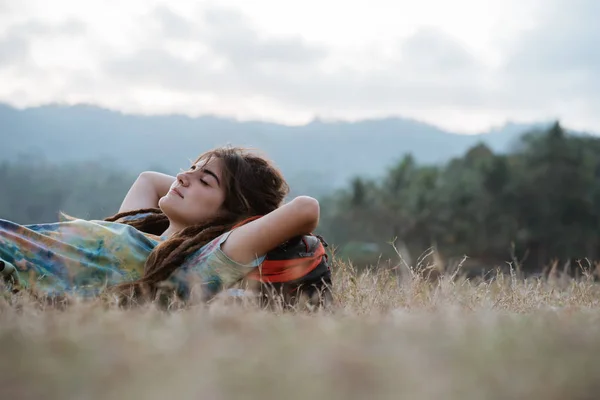 Primer plano caucásico mujer yacía solo disfrutar de la belleza de la naturaleza — Foto de Stock