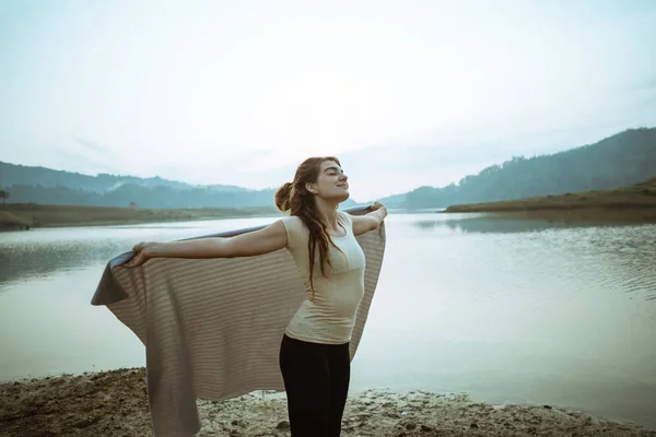 Portrait caucasian women raise arm with blangket enjoy side the — Stock Photo, Image