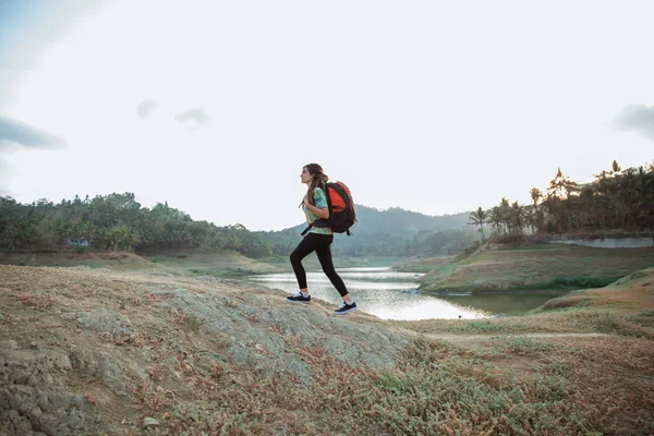 Mujer caucásica sola caminando lado lago —  Fotos de Stock