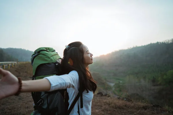 Aziatische vrouw wandelaar alleen genieten van de schoonheid van de natuur — Stockfoto