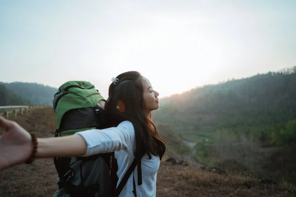 Mulher asiática caminhante sozinho desfrutar a beleza da natureza — Fotografia de Stock