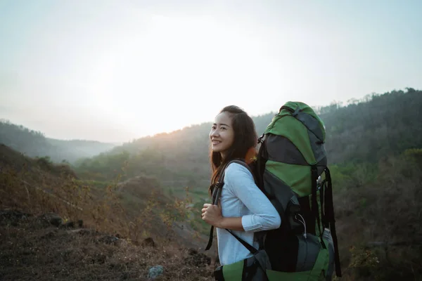 Aziatische vrouw wandelaar alleen in de hoogste bergen — Stockfoto