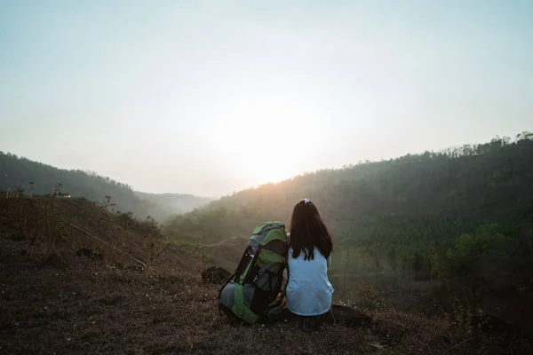 Asian woman hiker sitting alone enjoy the beauty of nature — Stock Photo, Image