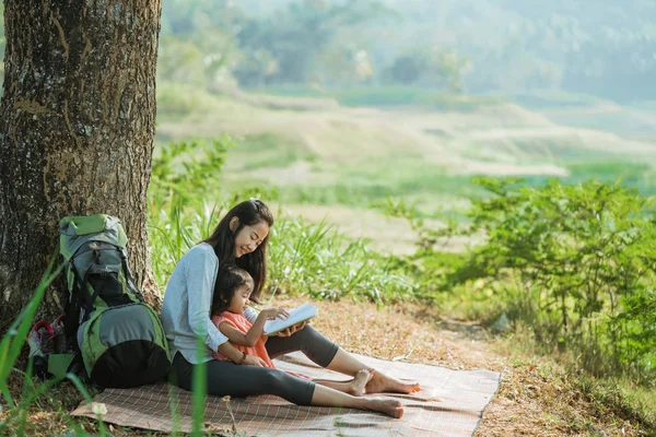 Kobiety z córka razem cieszyć natury — Zdjęcie stockowe