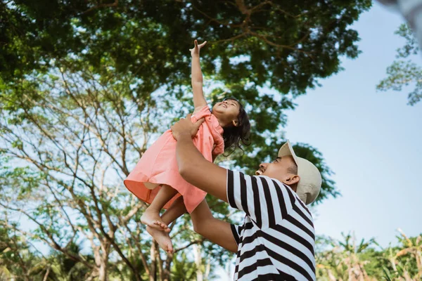 Padre con su hija pequeña están pasando tiempo juntos en pa —  Fotos de Stock