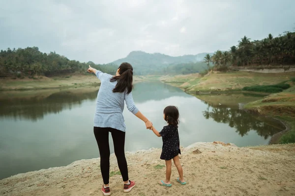 Una Madre Bambino Sul Bordo Del Lago Godono Vista Mani — Foto Stock