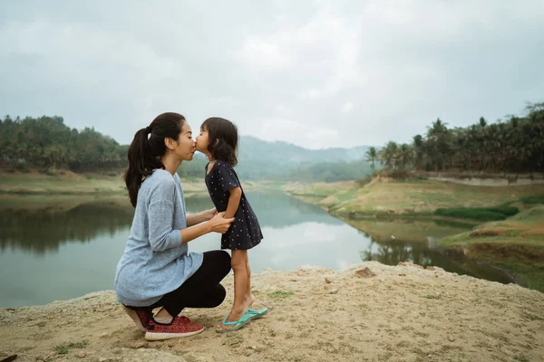 Мать и дочь целуют друг друга в знак любви — стоковое фото