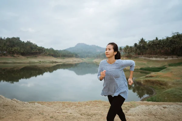 Una donna correva nel fiume laterale — Foto Stock
