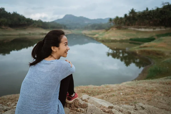Gros plan asiatique femme assis dans un côté rivière — Photo
