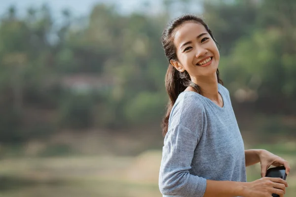 Sourire femme heureuse regardant en arrière à la caméra — Photo