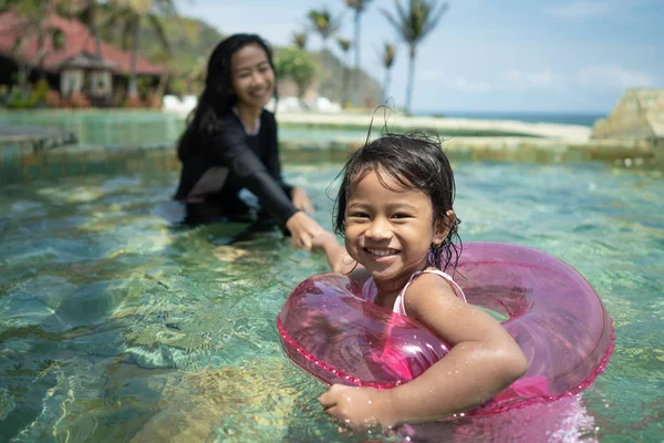 Attrayant petite fille et sa mère natation — Photo