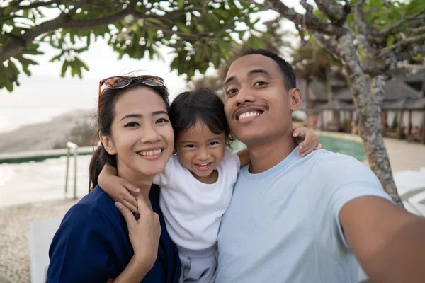 Portrait de famille heureuse selfie côté piscine — Photo