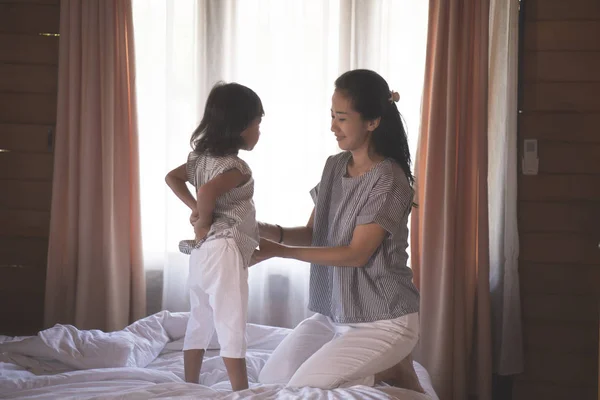 Retrato Mulher Filha Roupas Preparadas Mãe Vestindo Roupas Para Filha — Fotografia de Stock