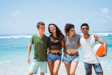 birlikte ayakta poz gençler bir balo