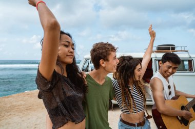 Hipster arkadaşları için gitar çalmak