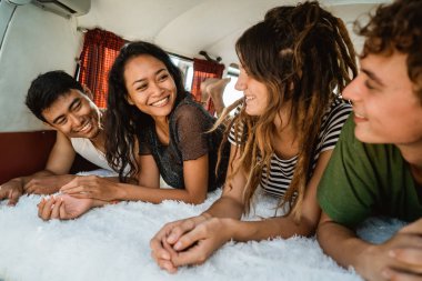Gençler keyfini çıkarın tatil yatıyordu aşağı vintage van içinde dinlenmek