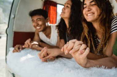 mutlu genç insanlar elele bir arabanın içine Beach'de 