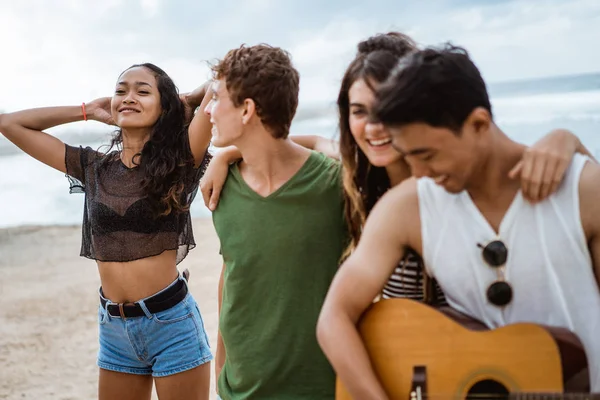 Hipster amigos aproveitando o tempo na praia — Fotografia de Stock