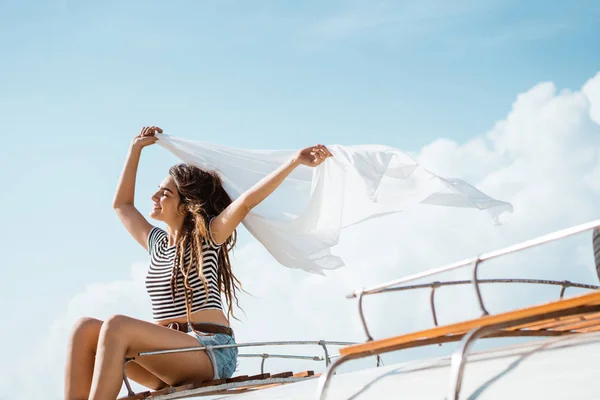 Belleza mujer disfrutar soplar viento con ondulante bufanda blanca —  Fotos de Stock