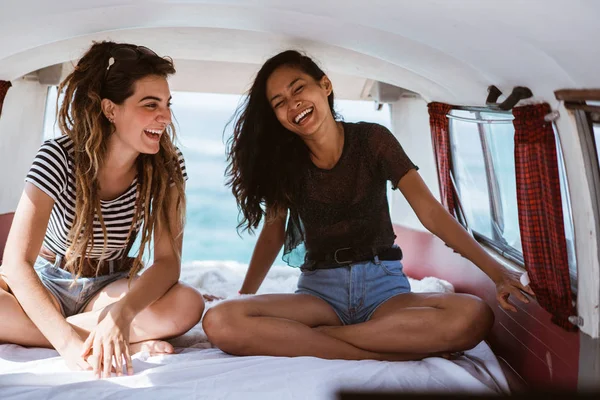 Щасливі молоді жінки сидять всередині ретро фургона — стокове фото
