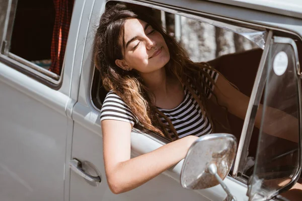 Mujer joven disfrutar del sol en viaje por carretera — Foto de Stock