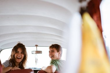 Genç çift bir yolculuğa