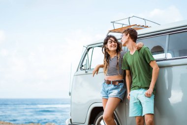 Hipster çift onu yaz yolculuğa rahatlatıcı