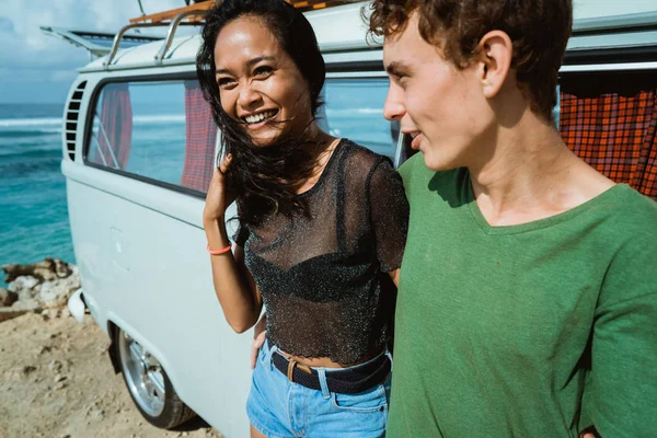 Hipster par avkopplande på hennes summer roadtrip — Stockfoto