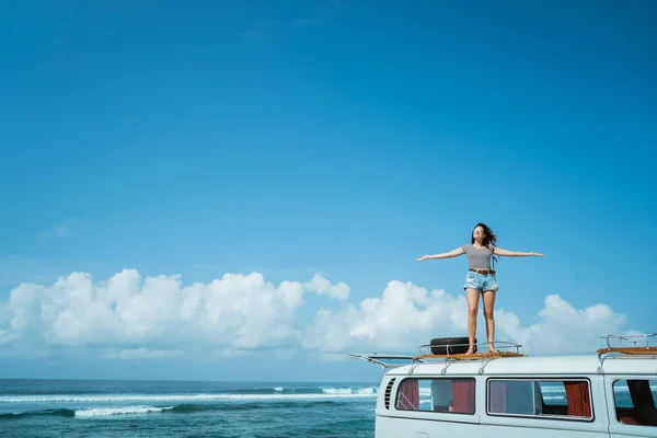 Hermosa mujer levantar las manos disfrutar de viaje por carretera naturaleza de pie en t —  Fotos de Stock